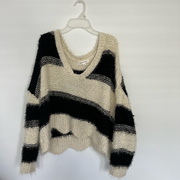 Grey Bandit Black and White Scalloped Cropped Sweater - Picture 2 of 4